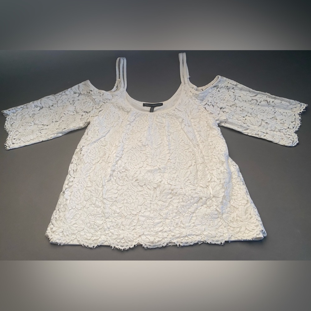 🌹BEAUTIFUL, Classy, WHBM Off White/Cream Colored Lace Cold-Shoulder Top🌹